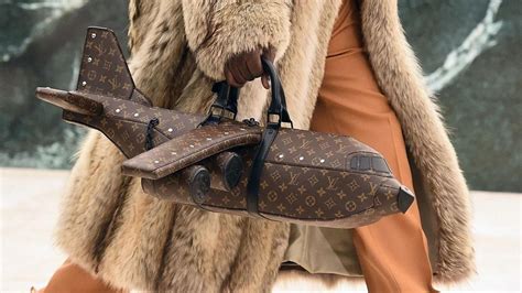 Louis Vuitton’un köpek şeklindeki Pooch çantasıyla tüm dikkatler 